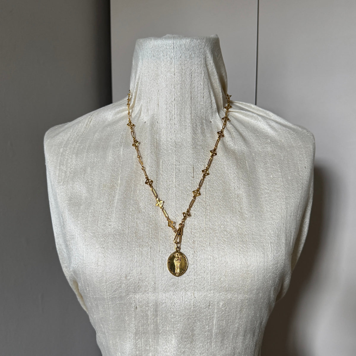 Lady Lluc Pendant